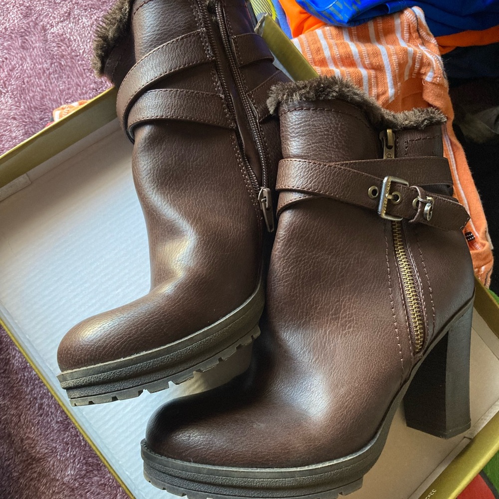 Ankle boots by guees